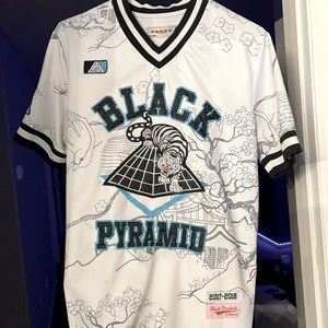 White black pyramid jersey